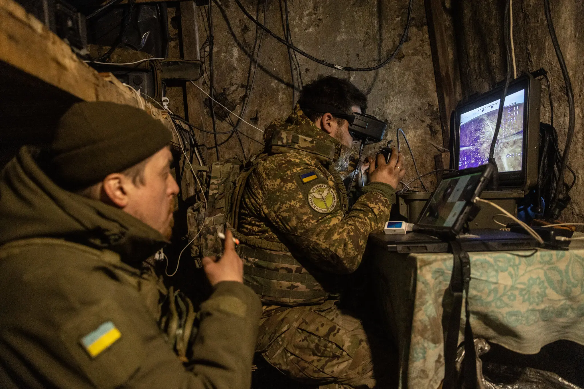 Військовий під позивним DJ в окулярах із ефектом занурення керував безпілотником First Person View з підземного бункера в Донецькій області України